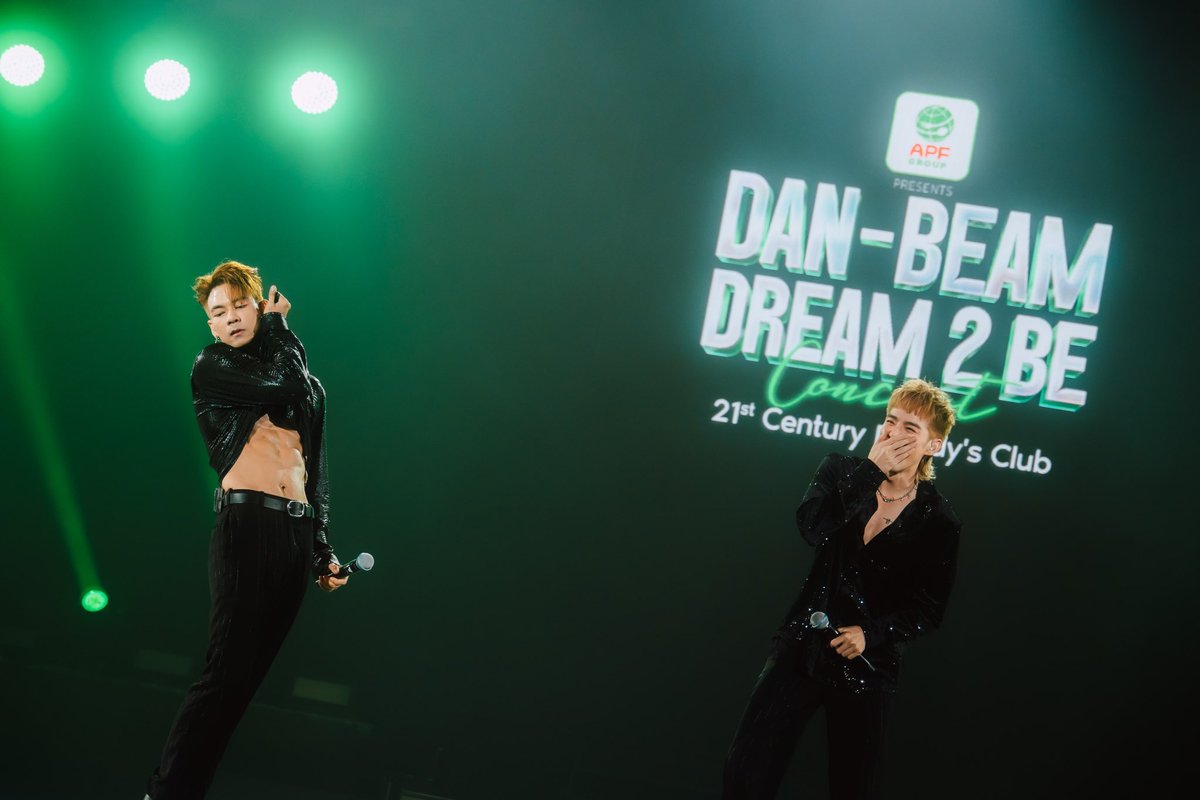 dan_worrawech's tweet photo. ผมมีความสุขมากจริงๆที่หันไปแล้วเจอพี่ยืนร้องเพลงอยู่ข้างๆ ไม่รู้ว่าจะได้กลับมาอยู่ต่อหน้าครอบครัวD2Bของเราแบบนี้อีกเมื่อไหร่ ถ้าได้กลับมาไวก็คงดีใจ แต่ถ้าไม่.. ก็ไม่เสียใจที่อย่างน้อยเราก็ได้เก็บบันทึกความทรงจำที่สวยงามครั้งนี้เอาไว้ใช้ในวันที่คิดถึงกันเรียบร้อยแล้วเนอะ #DanBeam https://t.co/G5RtkHCZBO