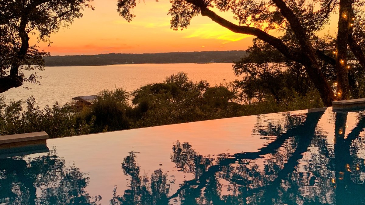 Infinity Pool con desbordante lateral | Mira el Proyecto Green Chervil de GodoPools. Te lo contamos en este vídeo 👉🏻 s.mtrbio.com/esjhzcsydd
#Arquitectura #Piscinas #Construccion #PiscinasdeLujo #PiscinaDesbordante #InfinityPool