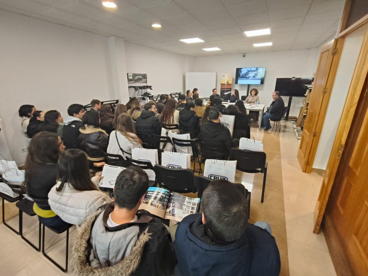 ucoidep's tweet photo. 🚛✨ Alumnos de MBA y Comercio Exterior de la UCO visitan Cruzber en Rute. Una experiencia clave para conectar la formación académica con la realidad empresarial. 🌍💼 ¡Gracias, Cruzber! 🚀 #MBAUCO #UCO https://t.co/Fe0NWZEYM4