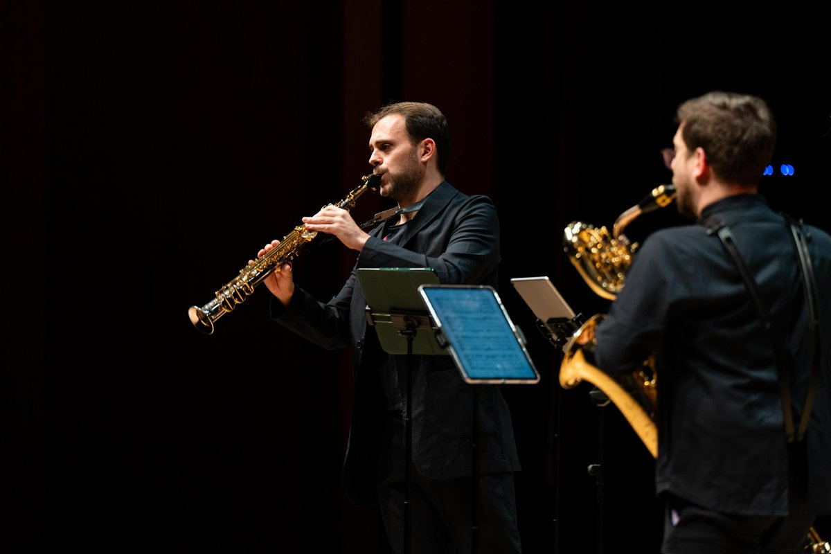Nefes kesen nefesliler🌬️

🎶Kebyart Saksafon Dörtlüsü&amp;Pablo Barragàn&amp;Amadeus Wiesensee
Pere Méndez ~ soprano saksafon
Victor Serra ~ alto saksafon
Robert Seara ~ tenor saksafon
Daniel Miguel ~ bariton saksafon
Pablo Barragán ~ klarnet
Amadeus Wiesensee ~ piyano

📆 15 Aralık 2024