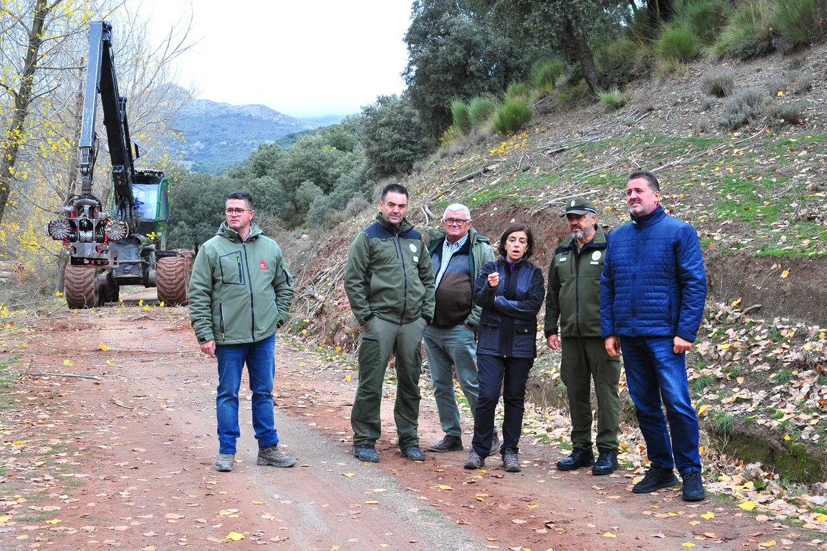 JuntaGranada's tweet photo. El delegado territorial de @MedioAmbAND @ManuelFGranada visita las obras de tratamientos selvícolas que se desarrollan en el Parque Natural Sierra de Huétor para mejorar la seguridad de los visitantes y prevenir incendios forestales https://t.co/jAnuK5juPp