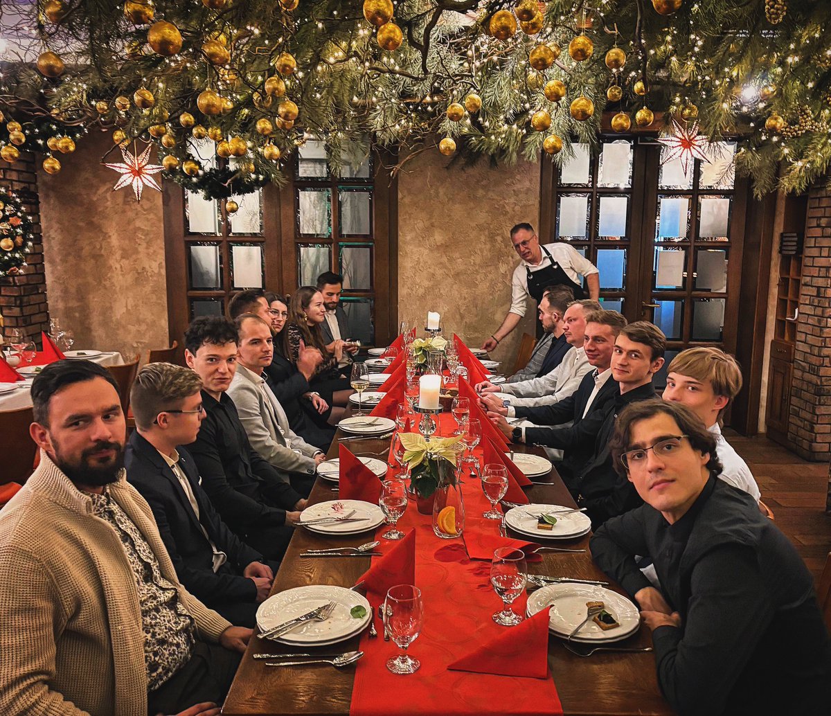 ✨ Magiczny wieczór z naszym niesamowitym zespołem! 🎄 Wspólne świętowanie, śmiech i radość - oto nasza firma w pigułce. Dziękujemy sobie nawzajem za cały rok ciężkiej pracy i wzajemnego wsparcia. Wesołych Świąt! 🤝❤️👆🏻