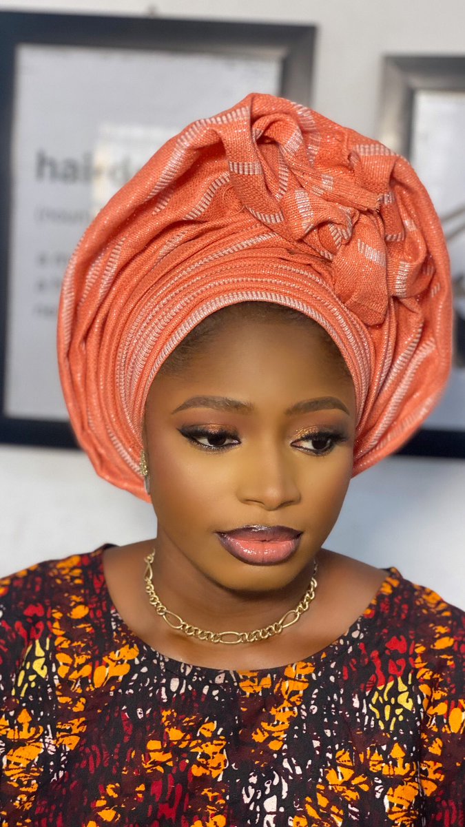 Hybee_d's tweet photo. Good morning twitter, this is me putting my business out here. I’m a makeup/gele artist based in Ibadan, pls patronize and help me repost my clients might be on your timeline 🙏🏼 https://t.co/hBcrXbxKaP