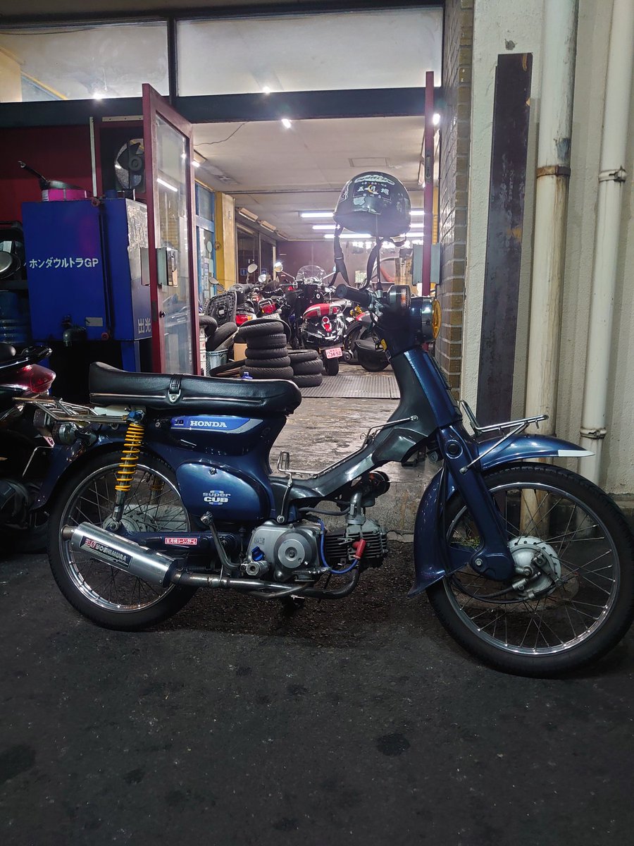 yondaime_asahi's tweet photo. 本日はあさひ終了！
ちょっと後輩くんのバイク屋に油売りにきた🛵³₃³₃
通勤快速、C70
忙しそ🥹
#ダイワモータース #スーパーカブ70 #c70dx https://t.co/07rQUFnl1a