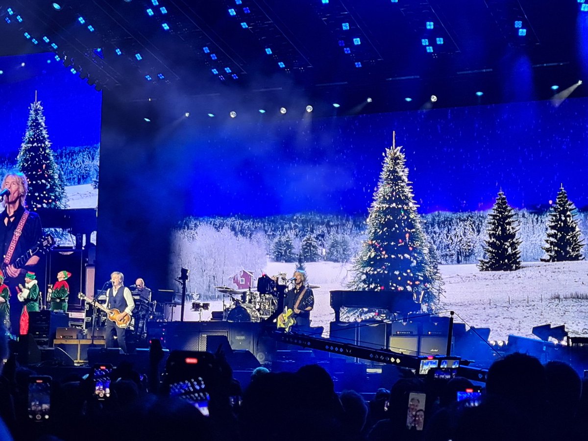 EHC_Babe's tweet photo. @PaulMcCartney Thank you for two very emotional, unforgettable and great nights in Manchester.💕💞💓💗 https://t.co/lv4AeYqrDg
