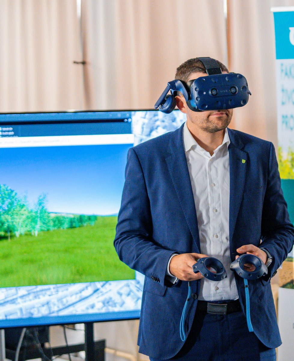 hladikpe's tweet photo. 💡 800 milionů korun pro vědu a inovace v Ústeckém kraji. Bývalý uhelný region pomáháme proměnit v centrum moderního výzkumu a technologií. Díky nové výzvě získají výzkumné instituce lepší vybavení, nové přístroje i laboratorní zázemí. Podpoříme projekty zaměřené na čistou energetiku, cirkularitu a lokální inovace. 🔬 Proč je to důležité? Kvalitní výzkum přináší pracovní místa, brání odlivu talentů a podporuje udržitelný rozvoj kraje. 👍