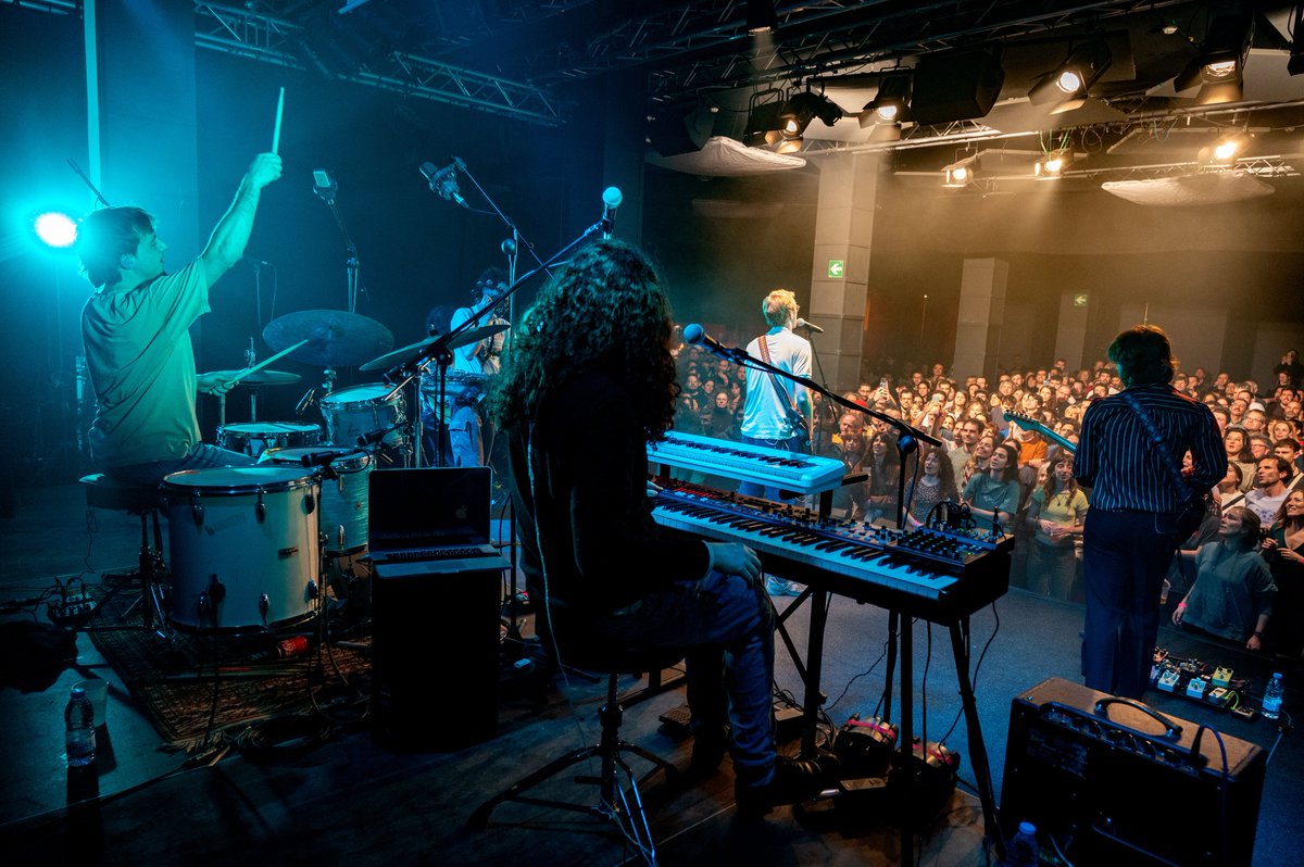 SalaNauB1's tweet photo. 🎶 Dissabte, @LaLudwigBand va fer parada a la Nau B1 per presentar el seu últim disc: “Gràcies per venir”

💿 Un títol que no podria ser més encertat per dir-vos a totes: “Gràcies per venir”, riure, cantar, ballar i gaudir d’una nit plena d'alegria! https://t.co/YCtdWPgNPx