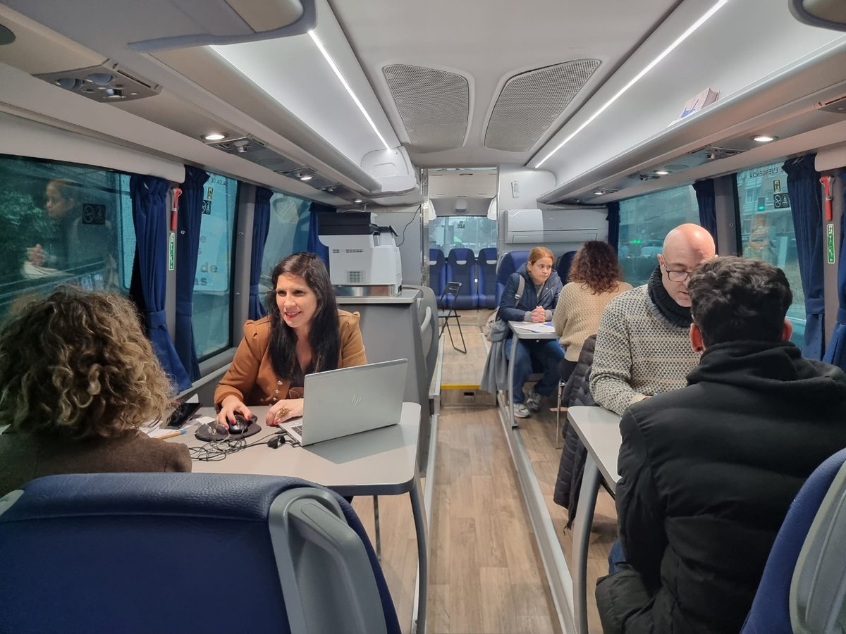 jmd_usera's tweet photo. 📢Si estas buscando #empleo, no te olvides de pasarte por el 'Bus del Empleo' 🚌, que regresa a #Usera
✅Tiene parada el próximo lunes, 16 de diciembre, de 9 a 14 h en el barrio de #Pradolongo
📌Avda. de Rafaela Ybarra, 41.
@aempleomadrid
👉https://t.co/9TcANutcQU https://t.co/Y4QNlvOq5k
