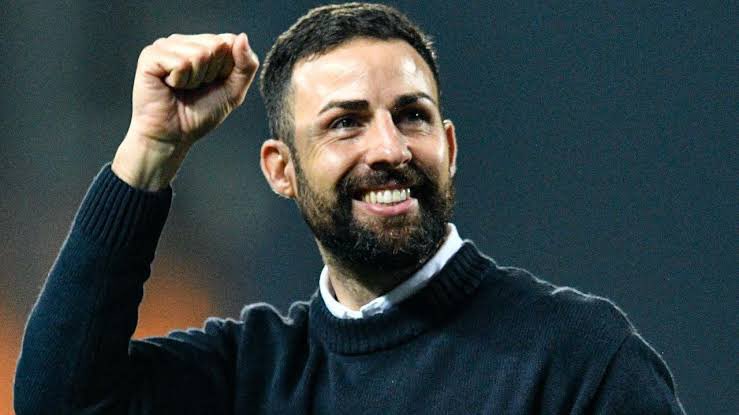 Should he stay or go?

🟥⬜️