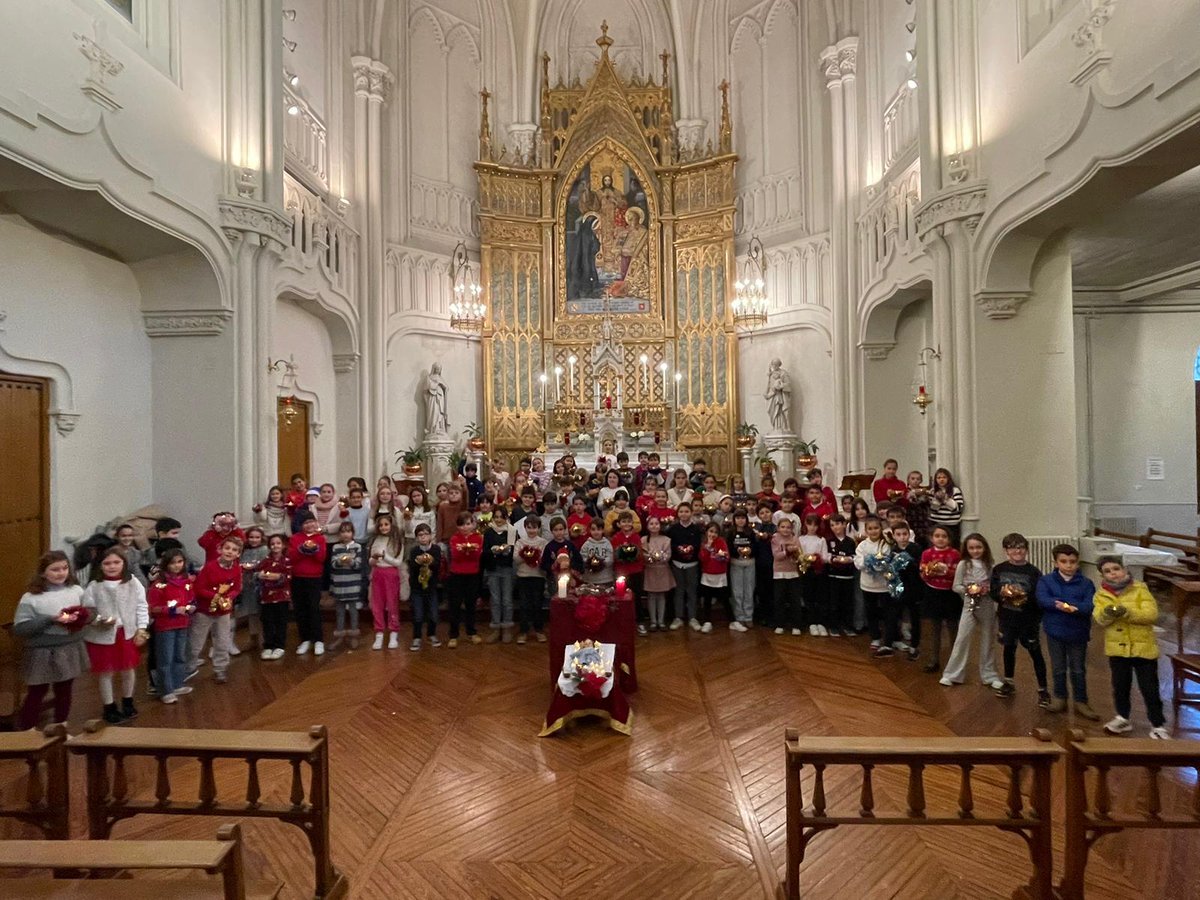 CSC_Granada's tweet photo. Los niños y las niñas de catequesis de 1ª Comunión recibieron la Luz de Belén 🕯️de manos de sus catequistas y representaron un villancico 🥁🎷🎄 delante de sus familias. Una tarde preciosa para celebrar todos juntos la Navidad.
#catequesis #FESB https://t.co/sYXbc52qTI