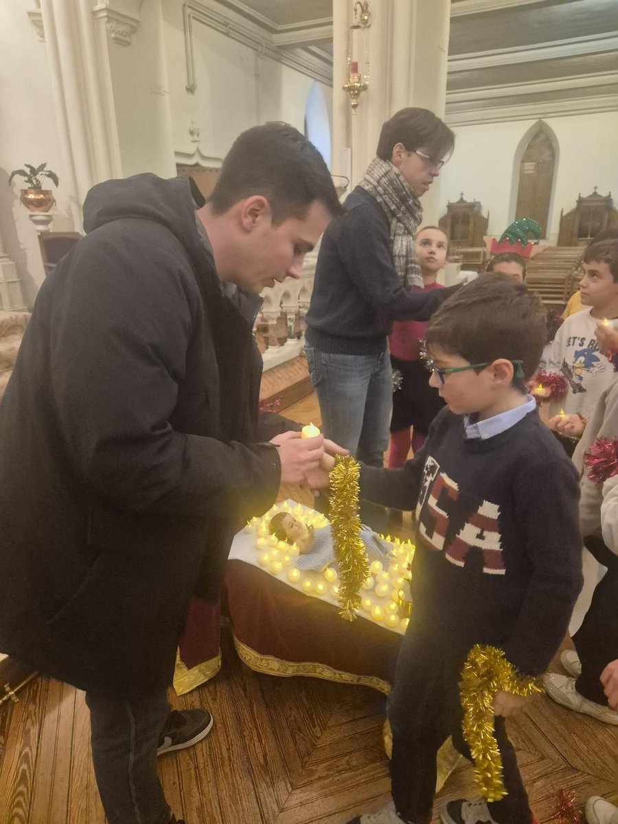 CSC_Granada's tweet photo. Los niños y las niñas de catequesis de 1ª Comunión recibieron la Luz de Belén 🕯️de manos de sus catequistas y representaron un villancico 🥁🎷🎄 delante de sus familias. Una tarde preciosa para celebrar todos juntos la Navidad.
#catequesis #FESB https://t.co/sYXbc52qTI