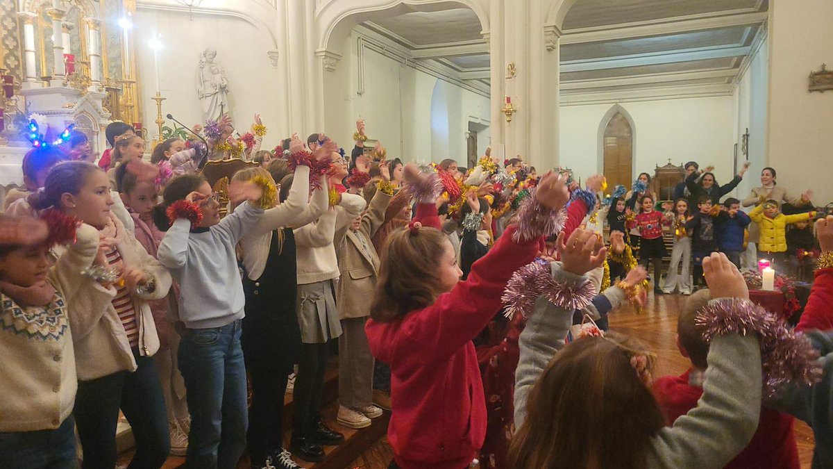 CSC_Granada's tweet photo. Los niños y las niñas de catequesis de 1ª Comunión recibieron la Luz de Belén 🕯️de manos de sus catequistas y representaron un villancico 🥁🎷🎄 delante de sus familias. Una tarde preciosa para celebrar todos juntos la Navidad.
#catequesis #FESB https://t.co/sYXbc52qTI