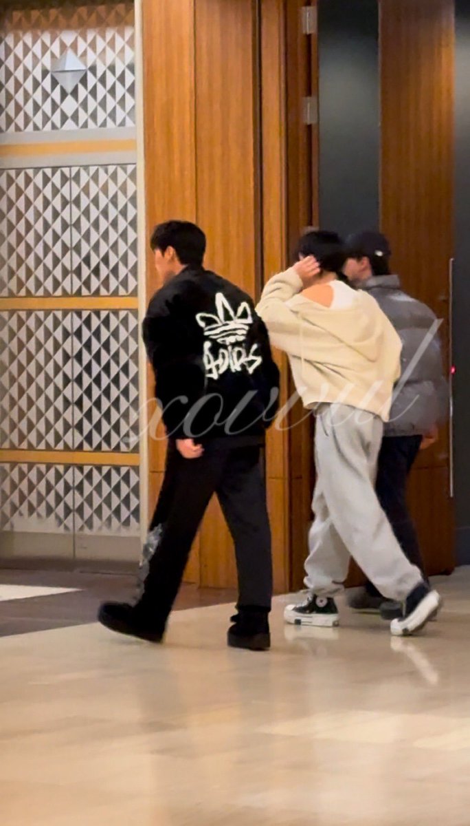 하사진존나... 그니까 낫앤웡이 연말연시크리스마스시즌에디패열애설파파라치찍히는비밀커플이라는거야지금,