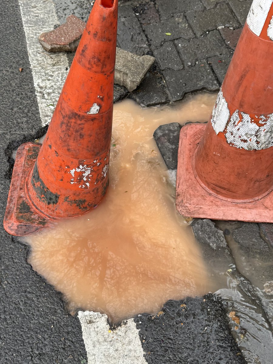 Yaklaşık 10 Gündür Rögardan çıkan tuvalet pisliğine çözüm bulmanızı bekliyoruz. İski ve İsfaltın anlaşmazlığını yaşıyoruz. Şuan insanların yürüdüğü yer dükkanların önüne tuvalet pisliği çıkıyor!! <a href="/IBBcozummerkezi/">İBB Çözüm Merkezi</a> <a href="/isfaltas/">İSFALT</a> <a href="/iskignmudurlugu/">İSKİ Genel Müdürlüğü</a> <a href="/iski_destek/">İSKİ Destek</a> <a href="/ekrem_imamoglu/">Ekrem İmamoğlu</a>