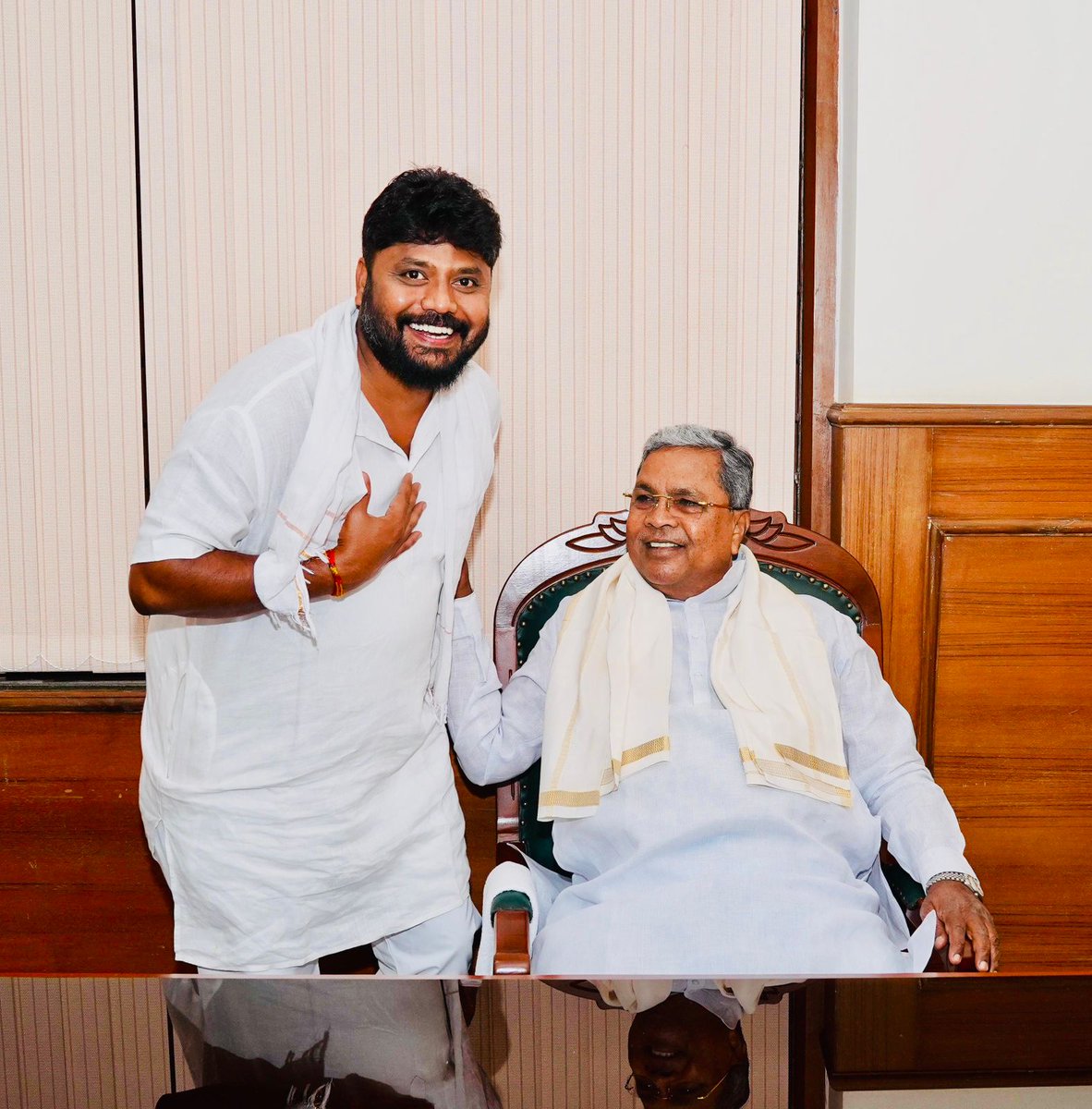 siddaramaiah's tweet photo. ತಾಲೂಕು ಮಟ್ಟದ ಅಧಿಕಾರಿಗಳ ತಂಡಕಟ್ಟಿಕೊಂಡು, ಗ್ರಾಮಗಳಿಗೆ ತೆರಳಿ ಜನರ ಅಹವಾಲುಗಳನ್ನು ಆಲಿಸಿ, ಸ್ಥಳದಲ್ಲೇ ಅಥವಾ ಕಾಲಮಿತಿಯಲ್ಲಿ ಅದನ್ನು ಪರಿಹರಿಸುವ ಕಾರ್ಯ ಕೈಗೆತ್ತಿಕೊಂಡಿರುವ ಶಾಸಕ ಪ್ರದೀಪ್ ಈಶ್ವರ್ ಅವರ ವಿನೂತನ ಪ್ರಯತ್ನಕ್ಕೆ ಬೆನ್ನುತಟ್ಟಿ ಶುಭ ಹಾರೈಸಿದೆ.
ಇಂತಹ ಜನಪರವಾದ ಕಾರ್ಯಗಳಿಗೆ ನನ್ನ ಹಾಗೂ ನಮ್ಮ ಸರ್ಕಾರದ ಬೆಂಬಲ ಸದಾಕಾಲ ಇರಲಿದೆ ಎಂಬ ವಿಶ್ವಾಸವನ್ನು ಅವರಲ್ಲಿ ತುಂಬಿದ್ದೇನೆ. 

"ನಮ್ಮ ಊರಿಗೆ ನಮ್ಮ ಶಾಸಕರು" ಕಾರ್ಯಕ್ರಮದ ಯಶಸ್ಸಿಗಾಗಿ ಶಾಸಕರಾದ ಪ್ರದೀಪ್ ಈಶ್ವರ್ ಅವರ ಹೆಗಲಿಗೆ ಹೆಗಲಾಗಿ ದುಡಿಯುತ್ತಿರುವ ಚಿಕ್ಕಬಳ್ಳಾಪುರ ತಹಸೀಲ್ದಾರ್ ಅನಿಲ್, ತಾಲೂಕಿನ ಕಾರ್ಯನಿರ್ವಾಹಕ ಅಧಿಕಾರಿ ಮಂಜುನಾಥ್, ಮಂಚೇನಹಳ್ಳಿ ತಹಸೀಲ್ದಾರ್ ದೀಪ್ತಿ ಹಾಗೂ ಕಾರ್ಯನಿರ್ವಾಹಕ ಅಧಿಕಾರಿ ಹೊನ್ನಯ್ಯ ಅವರ ಶ್ರಮ ಕೂಡ ಶ್ಲಾಘನೀಯ. 

ಇದುವರೆಗೆ ಸುಮಾರು 50 ಹಳ್ಳಿಗಳಿಗೆ ತೆರಳಿ ರಸ್ತೆ, ಚರಂಡಿ, ಬಸ್ ವ್ಯವಸ್ಥೆ, ವಿದ್ಯುತ್ ಸಂಪರ್ಕ, ಪಿಂಚಣಿ, ನಿವೇಶನ ಹೀಗೆ ಸಾರ್ವಜನಿಕರ ನಿತ್ಯ ಬದುಕಿಗೆ ತೊಡಕಾಗಿದ್ದ ಹಲವು ಸಮಸ್ಯೆಗಳನ್ನು ಆಲಿಸಿ, ಪರಿಹರಿಸಿದ್ದಾರೆ. ಈ ಕಾರ್ಯಕ್ರಮ ಇನ್ನಷ್ಟು ಜನರನ್ನು ತಲುಪುವ ಮೂಲಕ ಜನರ ಜೀವನಮಟ್ಟ ಸುಧಾರಿಸಲು ನೆರವಾಗಲಿ ಎಂದು ಆಶಿಸುತ್ತೇನೆ.