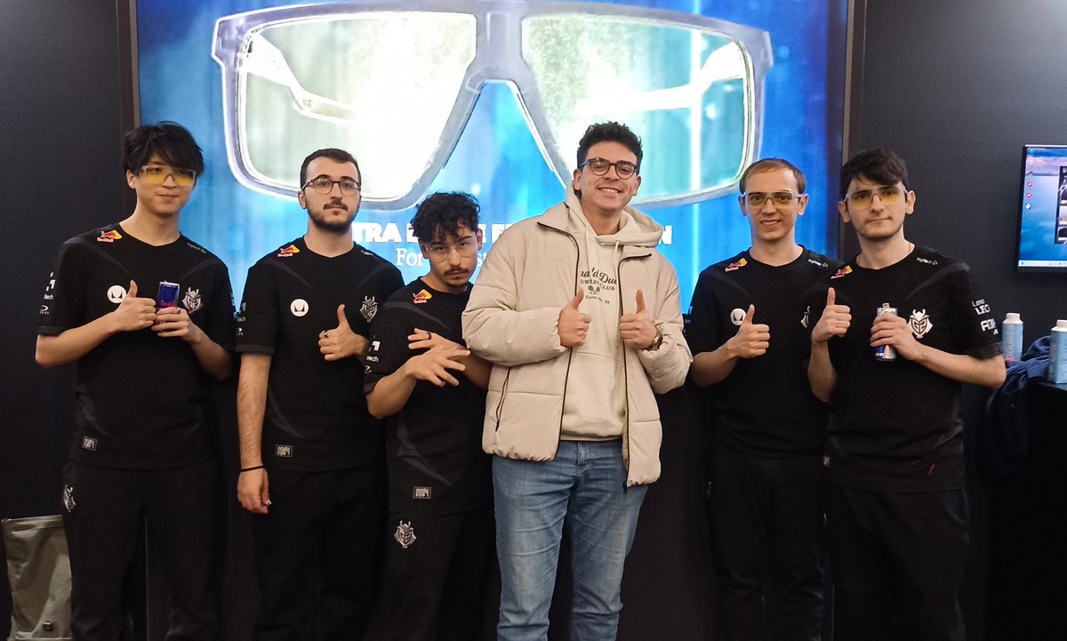 aminechk35's tweet photo. Well I met the G2 boys 🤭
@redbullgaming 
@G2League 
#RedBullLeagueofItsOwn https://t.co/IpF6mSeHh8