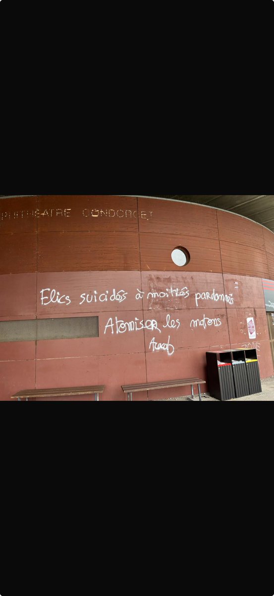 #Lyon #Université #Lyon2, ce jour… Les « gauchiasses » a « l’œuvre »…
Il est temps de siffler la fin de « la récréation ». 
Soutien total à notre #Police et notre #Gendarmerie.