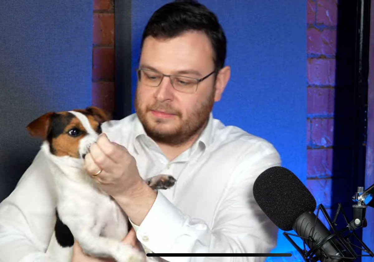 The real star of the show 😆🐶

Outtakes from our recent podcast: youtube.com/watch?v=MzFUtd… 

Cure those Monday Blues! ☺️