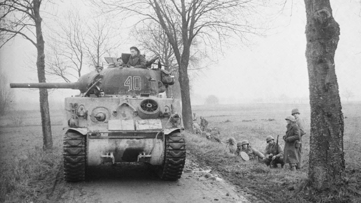 laurentalbaret's tweet image. [Seconde Guerre mondiale] 14-16 déc. 1944 / 2024 ⚔️ Le  char Sherman « Douaumont III » de la 1ère section du 501e Régiment de chars de combat [RCC] - intégré à la #2eDB 🇫🇷 - en progression sur la route entre Benfeld et Wintternheim [Bas-Rhin].
📷 @ecpa_d #Libération #Ardennes