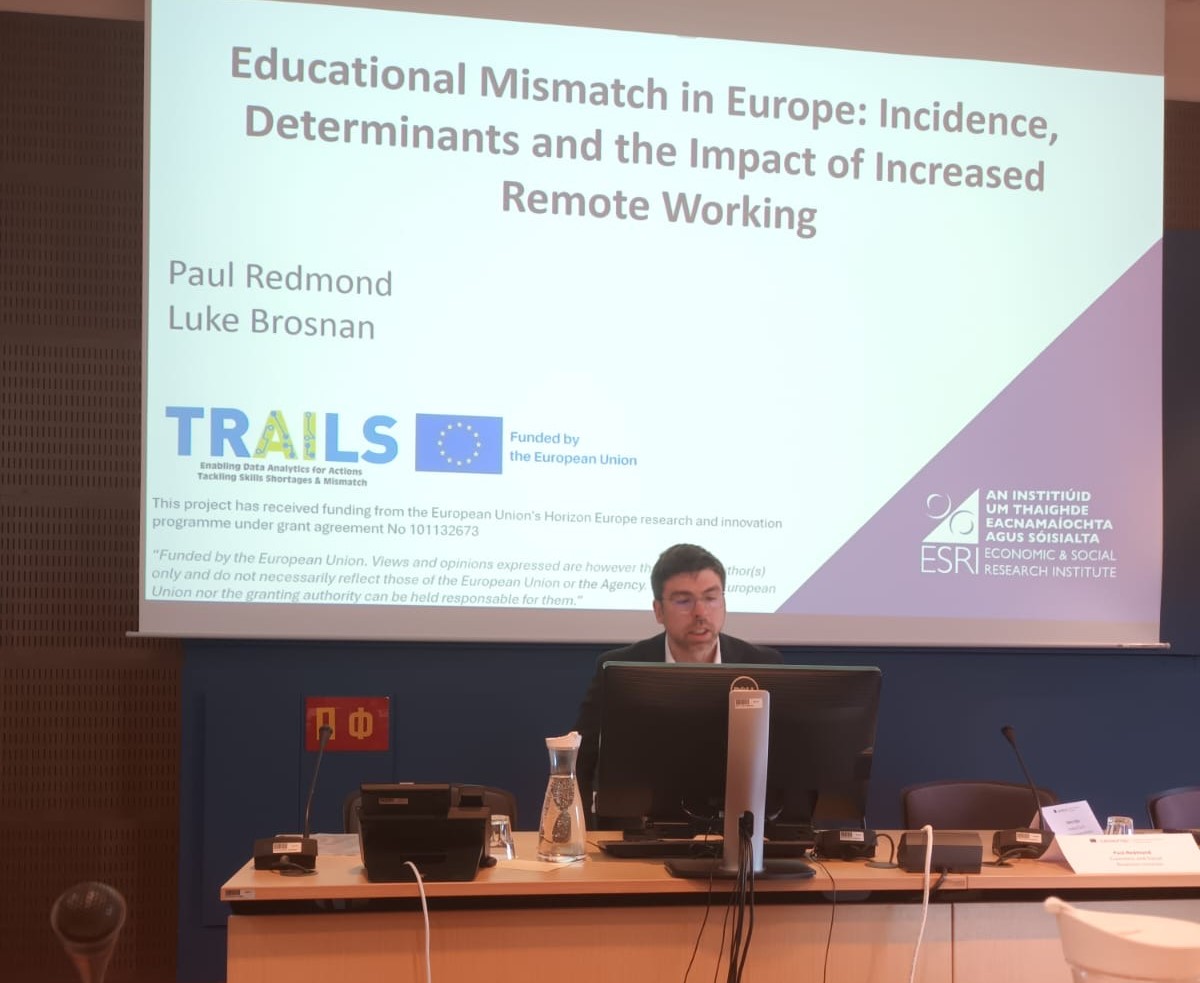 earlallEU's tweet image. 📚The #EUProjectTrails was showcased at the @Cedefop workshop in Thessaloniki!  
@PaulRedmond9  (@ESRIDublin) presented key findings on educational mismatches &amp;amp; remote work&apos;s impact on EU labour markets.

#ESJS2 
🔗trails-project.eu/trails-project…