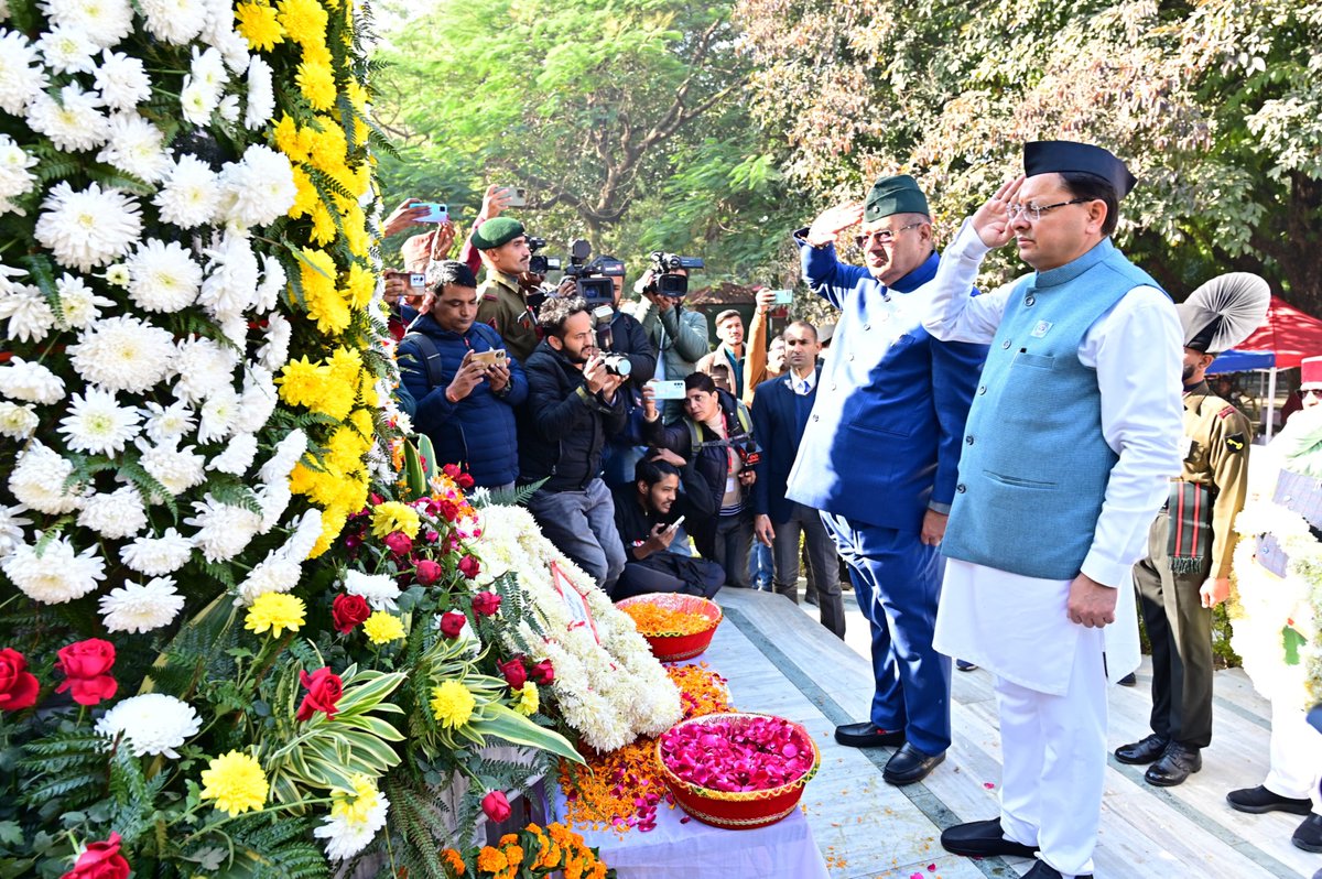 pushkardhami's tweet photo. देहरादून में आयोजित 'विजय दिवस श्रद्धांजलि समारोह' में पहुँचकर राष्ट्र की रक्षा करते हुए अपना सर्वोच्च बलिदान देने वाले वीर शहीदों को नमन किया। वर्ष 1971 में आज के ही दिन हमारे सैनिकों के अदम्य साहस, शौर्य एवं पराक्रम के कारण ही हमने पाकिस्तान को हराया था और पाकिस्तानी सेना के 93,000 सैनिकों ने आत्मसमर्पण किया था।