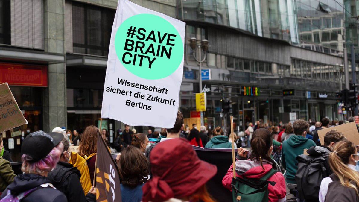 Humboldt-Universität zu Berlin (@humboldtuni) on Twitter photo 📣 #Reminder to #SaveBrainCity: Die #LKRP ruft mit <a href="/B_R_50/">BR50</a>, <a href="/bbaw_de/">BBAW</a>, <a href="/_verdi/">Ver.piss.di</a> Berlin-Brandenburg, <a href="/StuWeBerlin/">studierendenWERK</a> & @GEW_BERLIN zur #Kundgebung gegen die #Sparpolitik des Berliner Senats am 19. Dezember 2024 ab 8.30 Uhr vor dem Berliner Abgeordnetenhaus auf!
lkrp-berlin.de/aktuelles/2412… 📣 #Reminder to #SaveBrainCity: Die #LKRP ruft mit <a href="/B_R_50/">BR50</a>, <a href="/bbaw_de/">BBAW</a>, <a href="/_verdi/">Ver.piss.di</a> Berlin-Brandenburg, <a href="/StuWeBerlin/">studierendenWERK</a> & @GEW_BERLIN zur #Kundgebung gegen die #Sparpolitik des Berliner Senats am 19. Dezember 2024 ab 8.30 Uhr vor dem Berliner Abgeordnetenhaus auf!
lkrp-berlin.de/aktuelles/2412…
