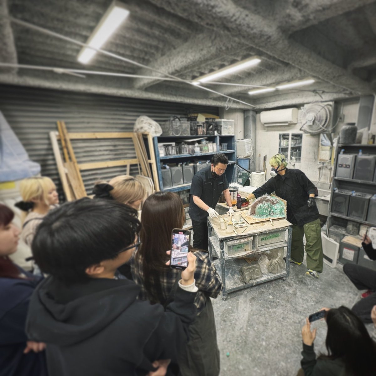 JurSchool's tweet photo. 本日も引き続き型取りの授業です。
型取りシリコンの形を保つための補強(ジャケット)を、樹脂で作る方法をレクチャーしています。 https://t.co/XLXMvb0O7t