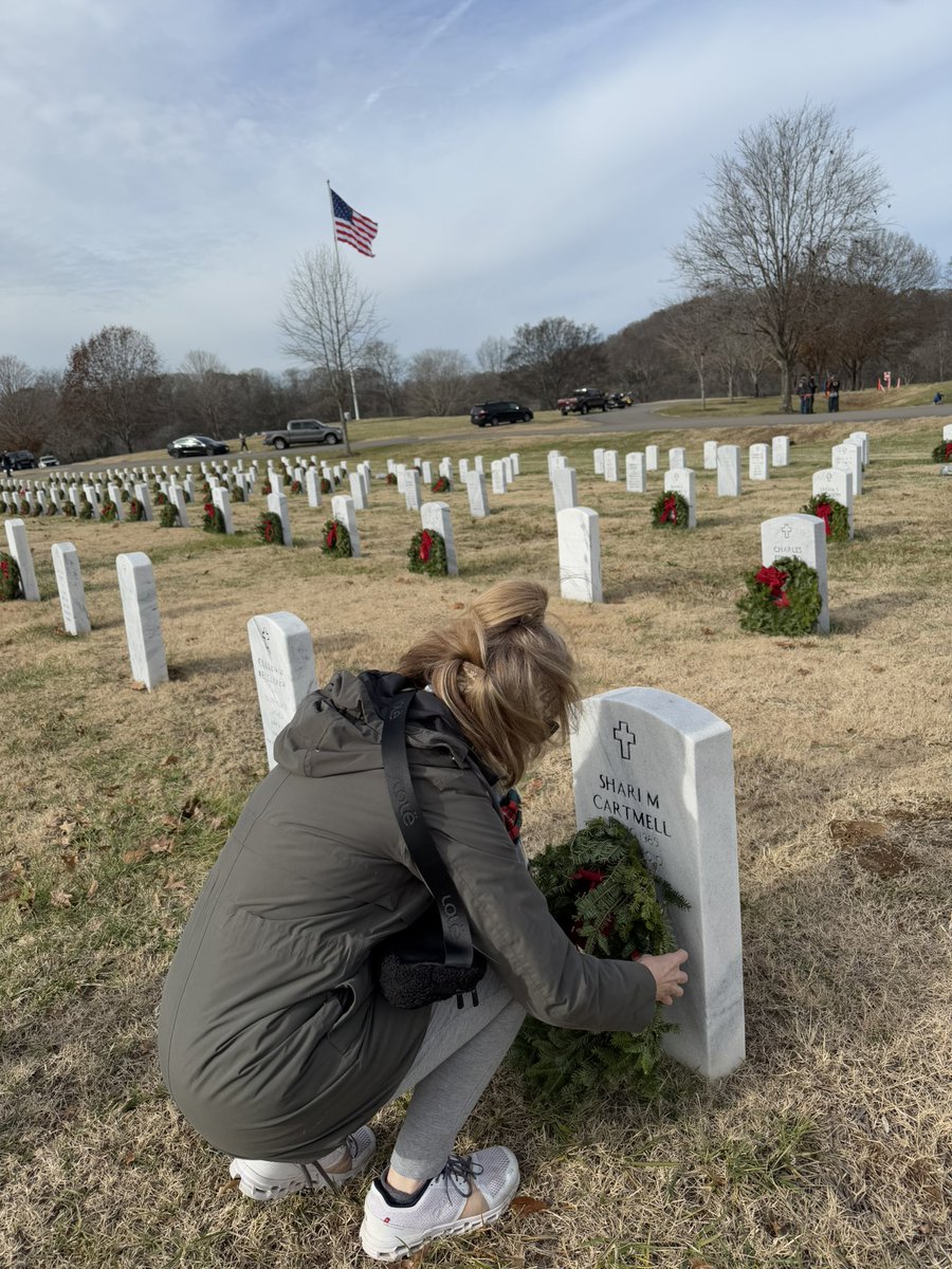 oldglorydar's tweet photo. It was an honor remembering those who served our great nation at Middle Tennessee Veterans Cemetery, through #WreathsAcross America. All interned there (almost 14,000!) were honored. May they never be forgotten for answering the call to serve and protect. 

#nsdar #tnsocietydar https://t.co/dz0n3CoQ6a