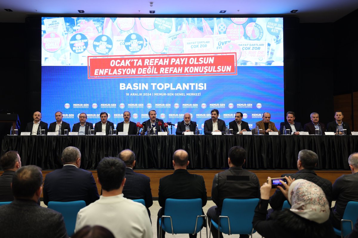 MemurSenKonf's tweet photo. 🔴Ocak’ta Refah Payı Olsun, Enflasyon Değil Refah Konuşulsun

Kamu görevlilerinin gelir kayıplarının telafisi ve daha adil bir maaş düzenlemesi için basın toplantısı düzenledik. Toplantıda konuşan Genel Başkanımız Ali Yalçın, "2025 yılı Ocak ayında kamu görevlilerine %15 ek zam uygulanmalıdır, enflasyon değil, refah konuşulsun" diyerek, kamu görevlilerinin yaşadığı zorlukların giderilmesi gerektiğini vurguladı. Ayrıca refah payının verilmesinin, çalışanların alım gücünü artıracağına ve gelir dağılımındaki adaletsizliklerin ortadan kalkmasına önemli katkı sağlayacağına dikkat çekti.

2025 yılı bütçesinin, kamu görevlilerinin beklentilerini karşılayacak şekilde düzenlenmesi gerektiğini ifade ettik. Ayrıca, vergi sisteminin adil bir hale getirilmesi, "Az kazanandan az, çok kazanandan çok" ilkesine dayalı bir düzenleme yapılması gerektiğini belirttik. Kamu görevlilerinin haklarının eksiksiz bir şekilde uygulanması gerektiğinin altını çizerek, her alanda eşitlikçi ve adil bir düzenin kurulmasını talep ettik.

🔗https://t.co/AGFjSLckpE
