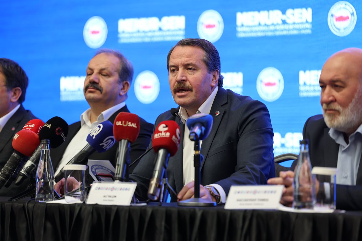 MemurSenKonf's tweet photo. 🔴Ocak’ta Refah Payı Olsun, Enflasyon Değil Refah Konuşulsun

Kamu görevlilerinin gelir kayıplarının telafisi ve daha adil bir maaş düzenlemesi için basın toplantısı düzenledik. Toplantıda konuşan Genel Başkanımız Ali Yalçın, "2025 yılı Ocak ayında kamu görevlilerine %15 ek zam uygulanmalıdır, enflasyon değil, refah konuşulsun" diyerek, kamu görevlilerinin yaşadığı zorlukların giderilmesi gerektiğini vurguladı. Ayrıca refah payının verilmesinin, çalışanların alım gücünü artıracağına ve gelir dağılımındaki adaletsizliklerin ortadan kalkmasına önemli katkı sağlayacağına dikkat çekti.

2025 yılı bütçesinin, kamu görevlilerinin beklentilerini karşılayacak şekilde düzenlenmesi gerektiğini ifade ettik. Ayrıca, vergi sisteminin adil bir hale getirilmesi, "Az kazanandan az, çok kazanandan çok" ilkesine dayalı bir düzenleme yapılması gerektiğini belirttik. Kamu görevlilerinin haklarının eksiksiz bir şekilde uygulanması gerektiğinin altını çizerek, her alanda eşitlikçi ve adil bir düzenin kurulmasını talep ettik.

🔗https://t.co/AGFjSLckpE