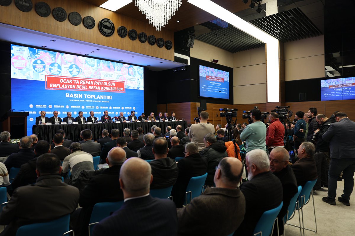MemurSenKonf's tweet photo. 🔴Ocak’ta Refah Payı Olsun, Enflasyon Değil Refah Konuşulsun

Kamu görevlilerinin gelir kayıplarının telafisi ve daha adil bir maaş düzenlemesi için basın toplantısı düzenledik. Toplantıda konuşan Genel Başkanımız Ali Yalçın, "2025 yılı Ocak ayında kamu görevlilerine %15 ek zam uygulanmalıdır, enflasyon değil, refah konuşulsun" diyerek, kamu görevlilerinin yaşadığı zorlukların giderilmesi gerektiğini vurguladı. Ayrıca refah payının verilmesinin, çalışanların alım gücünü artıracağına ve gelir dağılımındaki adaletsizliklerin ortadan kalkmasına önemli katkı sağlayacağına dikkat çekti.

2025 yılı bütçesinin, kamu görevlilerinin beklentilerini karşılayacak şekilde düzenlenmesi gerektiğini ifade ettik. Ayrıca, vergi sisteminin adil bir hale getirilmesi, "Az kazanandan az, çok kazanandan çok" ilkesine dayalı bir düzenleme yapılması gerektiğini belirttik. Kamu görevlilerinin haklarının eksiksiz bir şekilde uygulanması gerektiğinin altını çizerek, her alanda eşitlikçi ve adil bir düzenin kurulmasını talep ettik.

🔗https://t.co/AGFjSLckpE