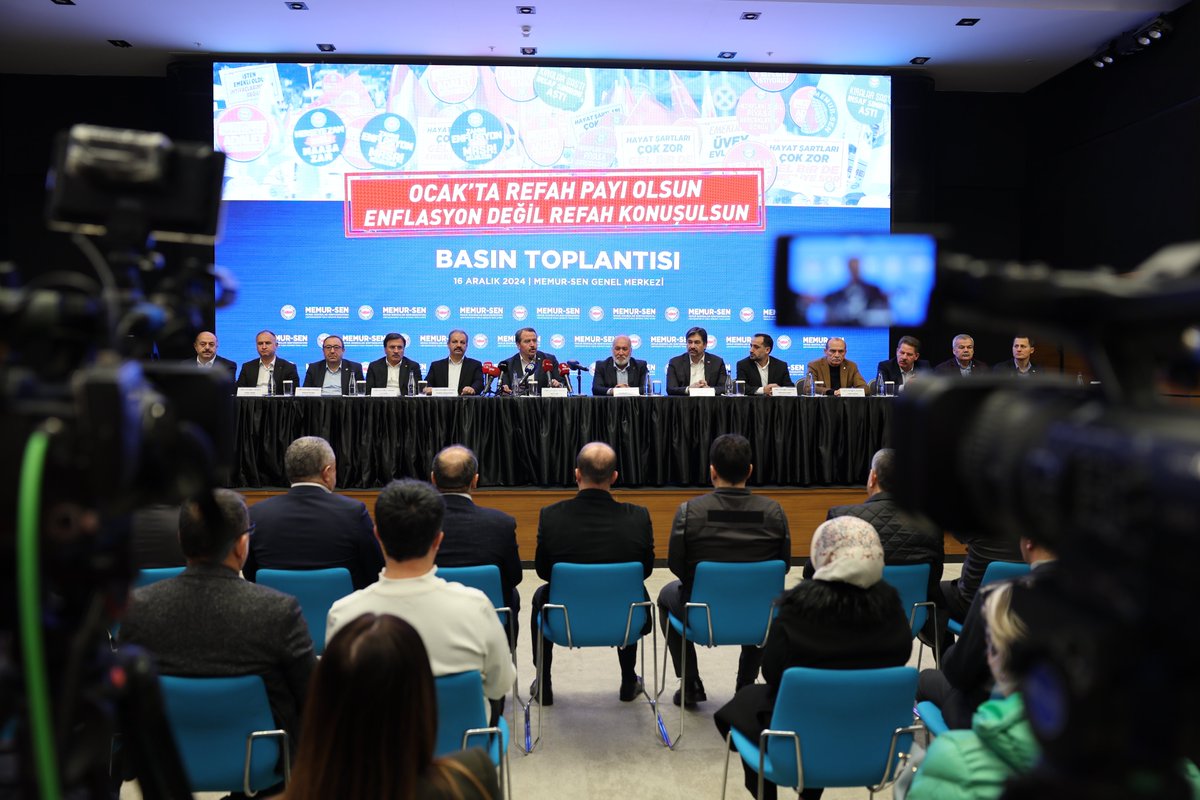 MemurSenKonf's tweet photo. 🔴Ocak’ta Refah Payı Olsun, Enflasyon Değil Refah Konuşulsun

Kamu görevlilerinin gelir kayıplarının telafisi ve daha adil bir maaş düzenlemesi için basın toplantısı düzenledik. Toplantıda konuşan Genel Başkanımız Ali Yalçın, "2025 yılı Ocak ayında kamu görevlilerine %15 ek zam uygulanmalıdır, enflasyon değil, refah konuşulsun" diyerek, kamu görevlilerinin yaşadığı zorlukların giderilmesi gerektiğini vurguladı. Ayrıca refah payının verilmesinin, çalışanların alım gücünü artıracağına ve gelir dağılımındaki adaletsizliklerin ortadan kalkmasına önemli katkı sağlayacağına dikkat çekti.

2025 yılı bütçesinin, kamu görevlilerinin beklentilerini karşılayacak şekilde düzenlenmesi gerektiğini ifade ettik. Ayrıca, vergi sisteminin adil bir hale getirilmesi, "Az kazanandan az, çok kazanandan çok" ilkesine dayalı bir düzenleme yapılması gerektiğini belirttik. Kamu görevlilerinin haklarının eksiksiz bir şekilde uygulanması gerektiğinin altını çizerek, her alanda eşitlikçi ve adil bir düzenin kurulmasını talep ettik.

🔗https://t.co/AGFjSLckpE