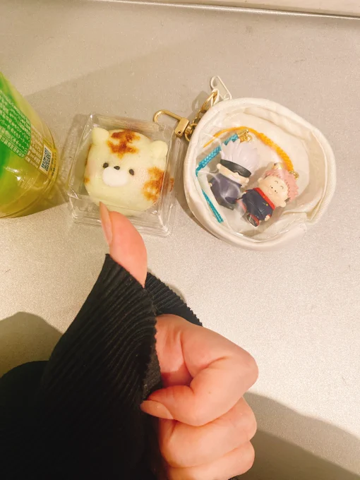 まもなく飛行機で帰る勿体無いけど可愛い差し入れ食べながら待つ 