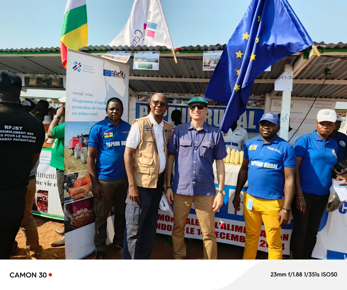 PapeurCar's tweet photo. Satisfaction exprimée de l'Ambassadeur de l'@UE en RCA devant le stand du @PAPEUR Rural lors de la célébration de la Journée @Mondiale de l'@Alimentation à Kaga Bandoro. 
@UEenRCA @filakota @ADiallo_ITC @hamadoun_hd @ITCnews @RadioGuira @FAOCentrafrique https://t.co/9fNLT8l1sc