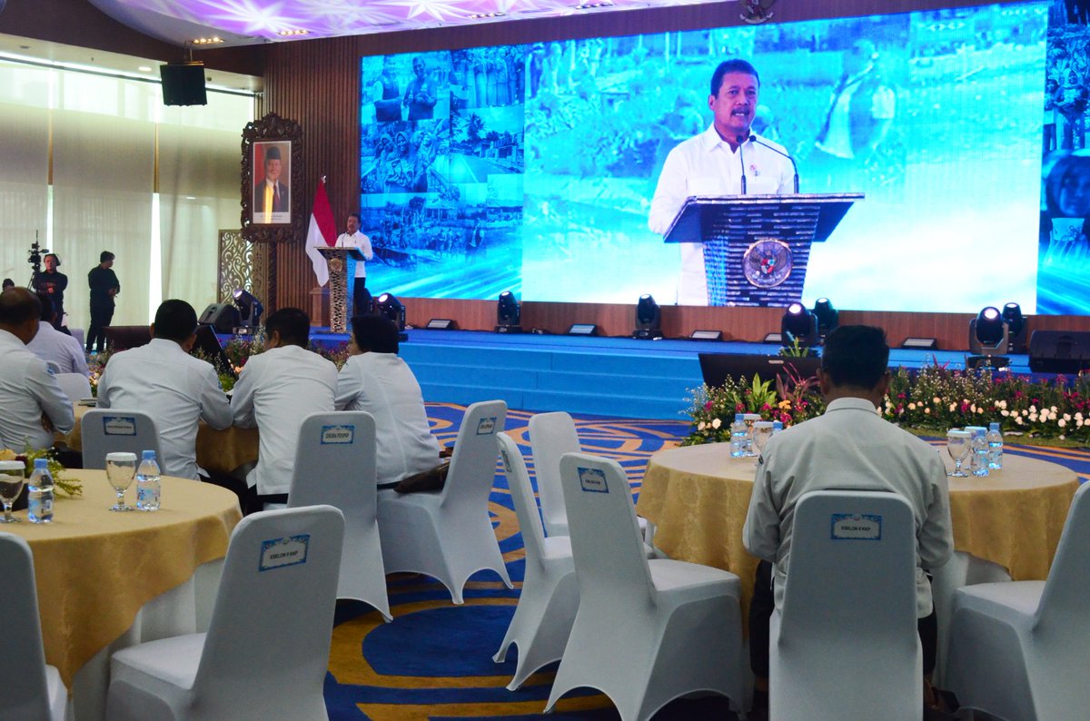 bppsdm_kp's tweet photo. #SobatBahari #BPPSDMKP selenggarakan #Rakornasluhkp 2024, yg dibuka oleh Menteri KP @saktitrenggono Senin (16/12), di Ballroom KKP, Jakarta Pusat. Ia meminta para penyuluh KP untuk terus mengembangkan inovasinya dlm meningkatkan kesejahteraan masyarakat dan produksi di sektor KP. https://t.co/M8YO2pQ6fP