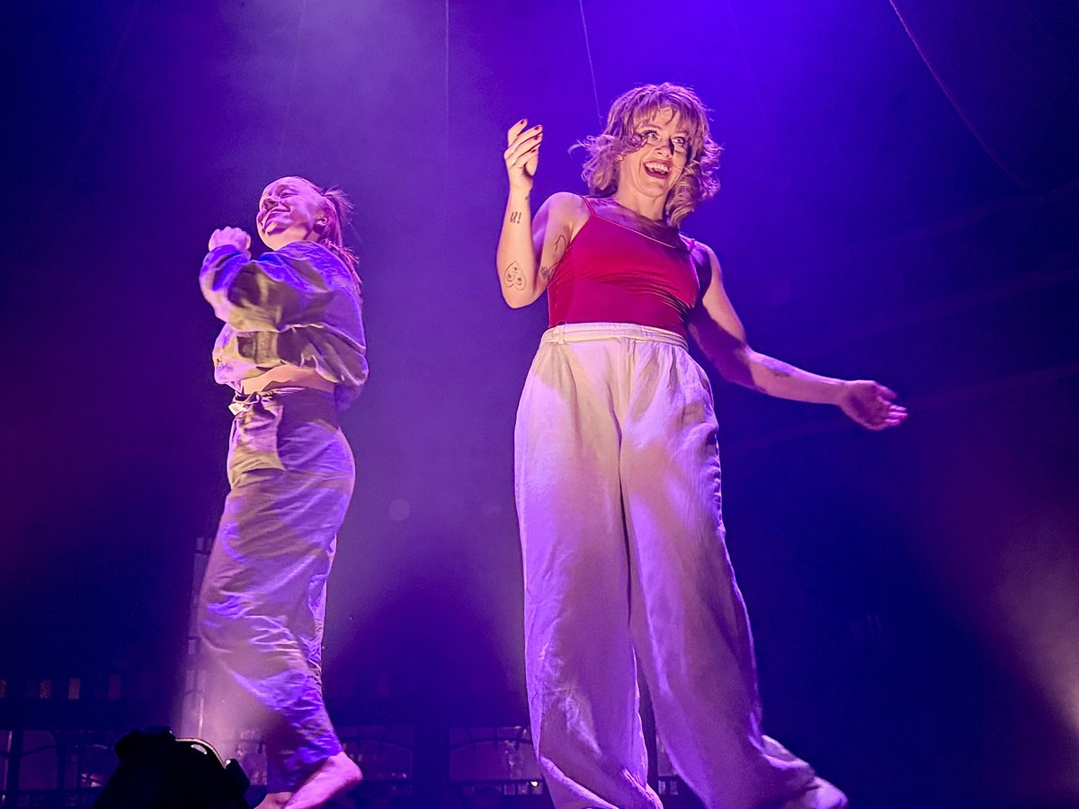 A right Ruckus! Walthamstow <a href="/revelpucks/">revelpucks</a> msn.com/en-gb/news/new… <a href="/Lon_Unattached/">London-Unattached</a>