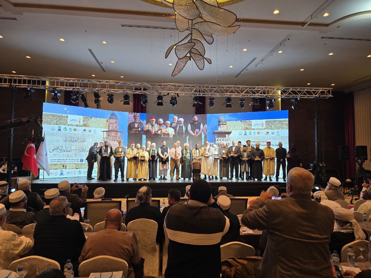 Umenau'l Aksa öncülüğünde düzenlenen ve 2 gün devam eden “2. Uluslararası Ümmetin Hatipleri ve Aksa Muhafızları” temalı konferans plaket takdimiyle nihayete erdi.

Hayırlara vesile olsun.