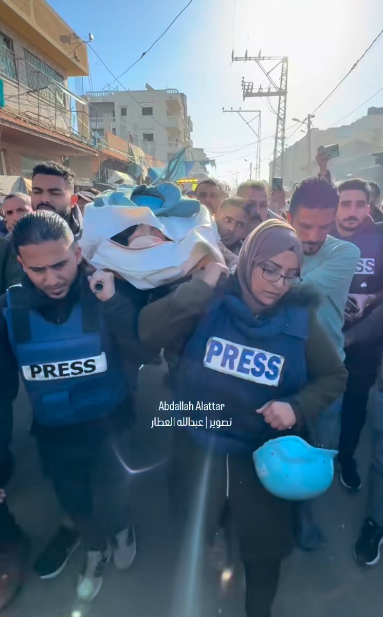 كلما سمعتَ الأخبار، وقرأت أسماء الشهداء، كل الذين تعرفهم، هذه إيمان، وهذا أحمد، وذاك الشيخ خالد، تسأل نفسك: من الذي بقي في غزة إذًا، يجيبك أهل غزة: "ضلّش حدا"، وهذه ليست مبالغة، فلكل إنسان في غزة قصة فقد متسلسل، فلم يبقِ له الموت أحدا، كل أولئك لهم دوائر مخضبة بالدماء.

رحلت