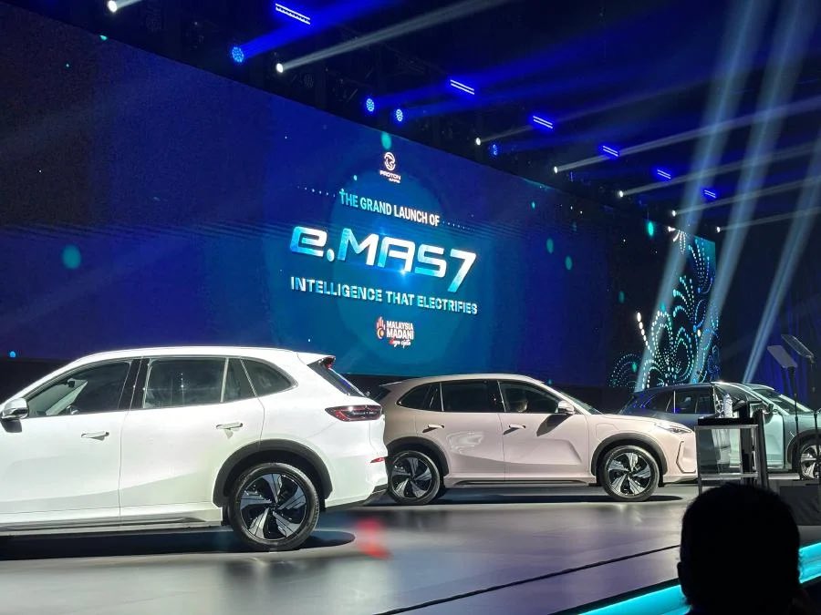 xndiago's tweet image. Segak Proton e.MAS 7!! Dilancarkan td oleh PMX di MITEC, KL.

Macam BMW X5 tgk dr sisi yg putih kt depan tuh!😙

Also, helloo pink e.MAS 7 in the middle!!😍

#PROTONeMAS #PROTONeMAS7 #eMAS7 #PROTONEV #INSPIRINGCONNECTIONS #IntelligenceThatElectrifies

(credit pic: @NST_Online on