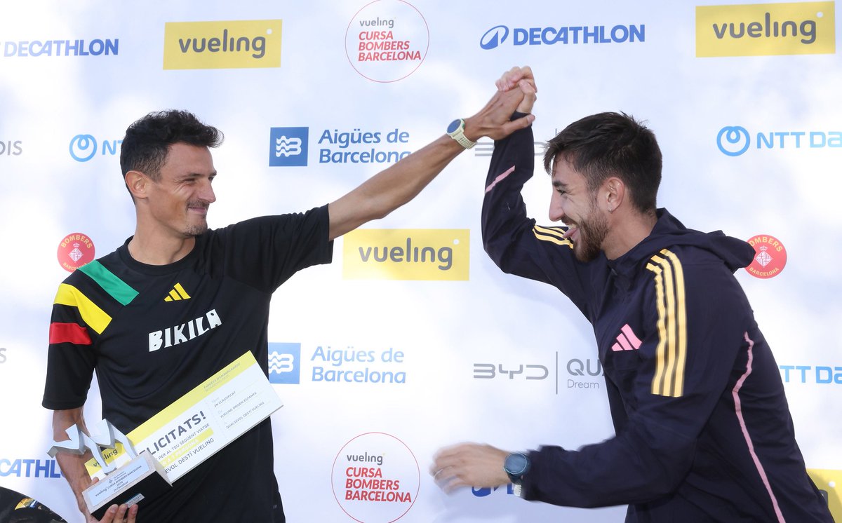 👍😛🤝 Amb mooolta energia i ganes per començar la última setmana abans de festes! 
Seguim corrents, seguim brillant ✨

#vuelingcursabombers #running