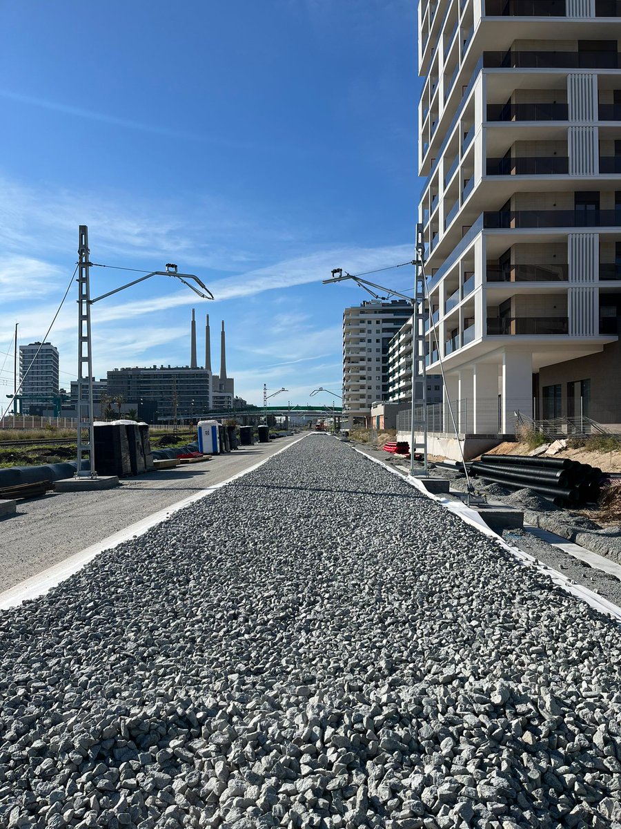 comsa_corp's tweet photo. El nuevo #viaductoferroviario del Canal del Gorg en #Badalona va tomando forma. Con 180 metros de longitud y cinco vanos, permitirá el paso de los trenes sobre el nuevo canal, mejorando la conexión entre los barrios de Ponent y Tortosa y facilitando la integración urbana. 🌊🚆 https://t.co/xT8VkEnTpU