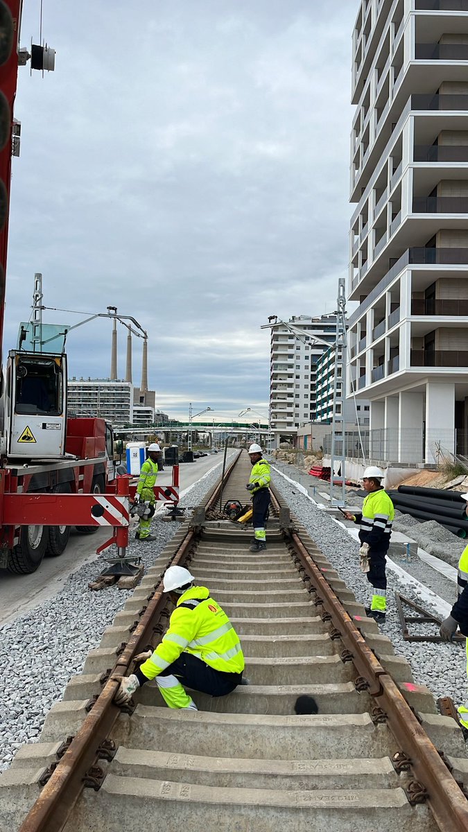comsa_corp's tweet photo. El nuevo #viaductoferroviario del Canal del Gorg en #Badalona va tomando forma. Con 180 metros de longitud y cinco vanos, permitirá el paso de los trenes sobre el nuevo canal, mejorando la conexión entre los barrios de Ponent y Tortosa y facilitando la integración urbana. 🌊🚆 https://t.co/xT8VkEnTpU