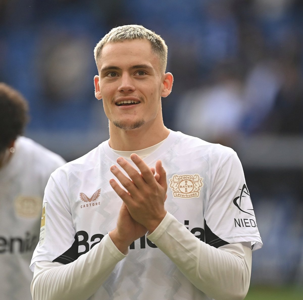 _BeFootball's tweet photo. 🚨💣 𝗕𝗥𝗘𝗔𝗞𝗜𝗡𝗚 ! FLORIAN WIRTZ 🇩🇪 𝗔 𝗣𝗥𝗢𝗟𝗢𝗡𝗚𝗘́ 𝗔𝗨 𝗕𝗔𝗬𝗘𝗥 𝗟𝗘𝗩𝗘𝗥𝗞𝗨𝗦𝗘𝗡 ‼️❤️🖤

MALGRÉ L'INTÉRÊT DU REAL MADRID OU DU BAYERN MUNICH : 𝗜𝗟 𝗡𝗘 𝗣𝗔𝗥𝗧𝗜𝗥𝗔 𝗣𝗔𝗦 𝗖𝗘𝗧 𝗘́𝗧𝗘́ ⛔

(KICKER) https://t.co/EfMhCFs1nm
