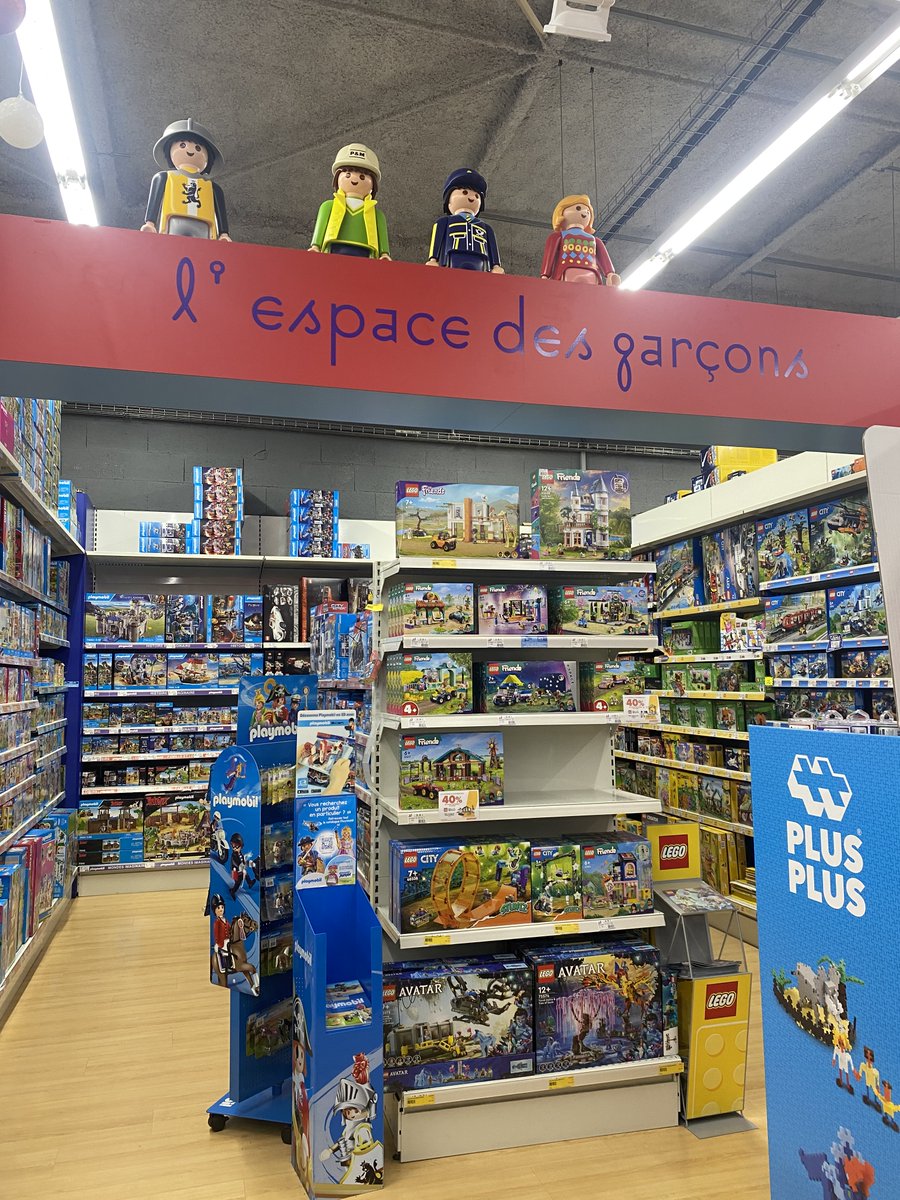 PepiteSexiste's tweet photo. Playmobil, en avant les clichés 🎶@JoueClubFR https://t.co/Yy0aEaV4oX