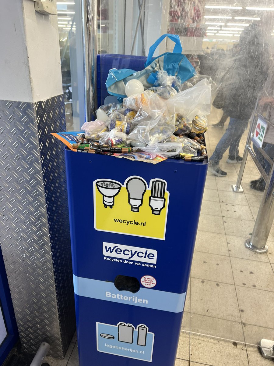Avalonheart's tweet photo. OMG wat een troep. Duurzaamheid loopt voor geen meter. #wecycle.nl @wecycle https://t.co/j7MucMalVf