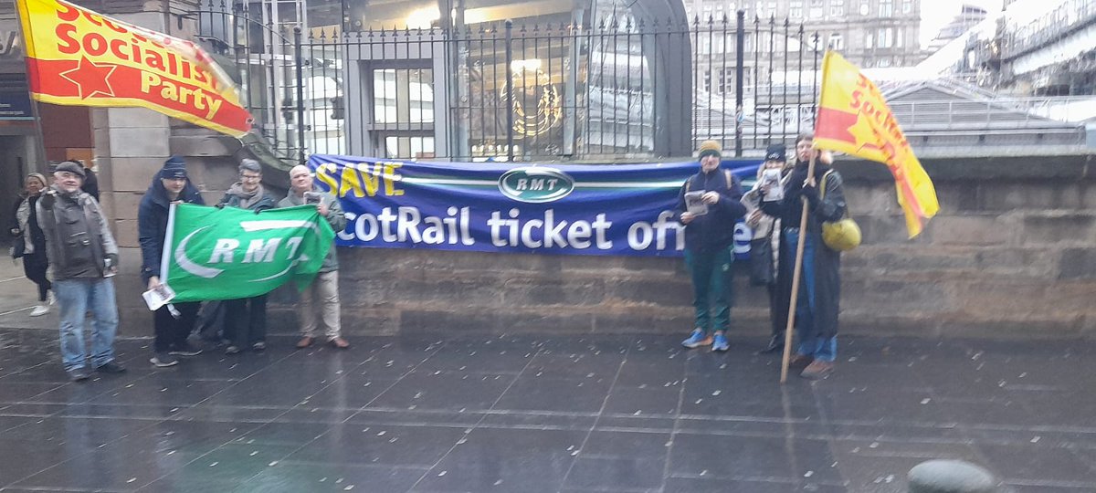 Campaigning at #Edinburgh 
Waverley against <a href="/ScotRail/">ScotRail</a> plans to reduce local station ticket office hours. No cuts - passengers prefer staffed stations. #StationsNeedStaff