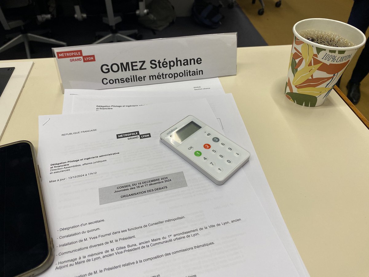 📣 Début de la séance publique de la Métropole de Lyon, la team est en place✅

➡️ Après un hommage à notre ancien collègue Gilles BUNA et aux victimes de #Chido à #Mayotte🇾🇹, ns parlerons urbanisme av. une modif du PLU-H ou déplacements av. le contournement ferroviaire de Lyon🚊