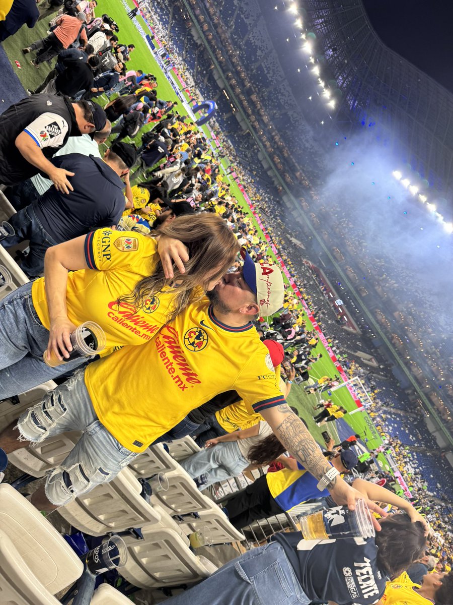 Vroeli18's tweet photo. Vamos #clubamerica 💙💛🥰 https://t.co/mmGwVVaSSh