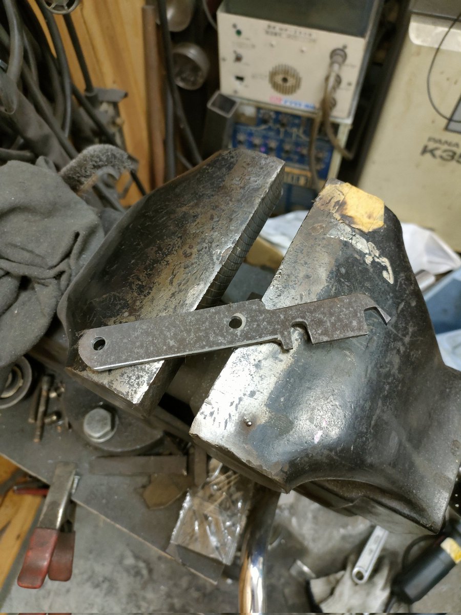 budfoodstuff's tweet photo. メーターステーを作り直した。
細くして厚みも見直して作り直しました。
#Thunderbird #triumph #oldtriumph #triumphmotorcycle #英車 #motorcycle https://t.co/LmnPC6UFvl