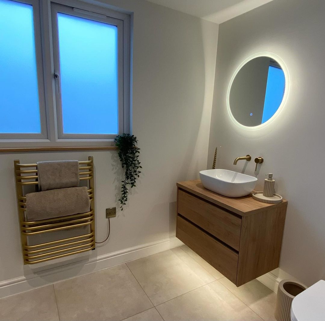 How to Design a Relaxing Bathroom 🛀

✨ Use ambient lighting
✨Add natural wood tones
✨ Work with neutral colours

We love how this VP customer has incorporated brass accents to add warmth into their minimal and calm bathroom design.

Bossed it 💚
bit.ly/3MJXfka
